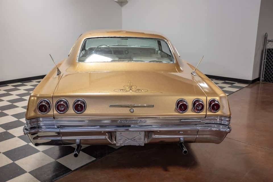 1965 Chevrolet impala - Image 4